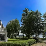 Schlosspark 4*